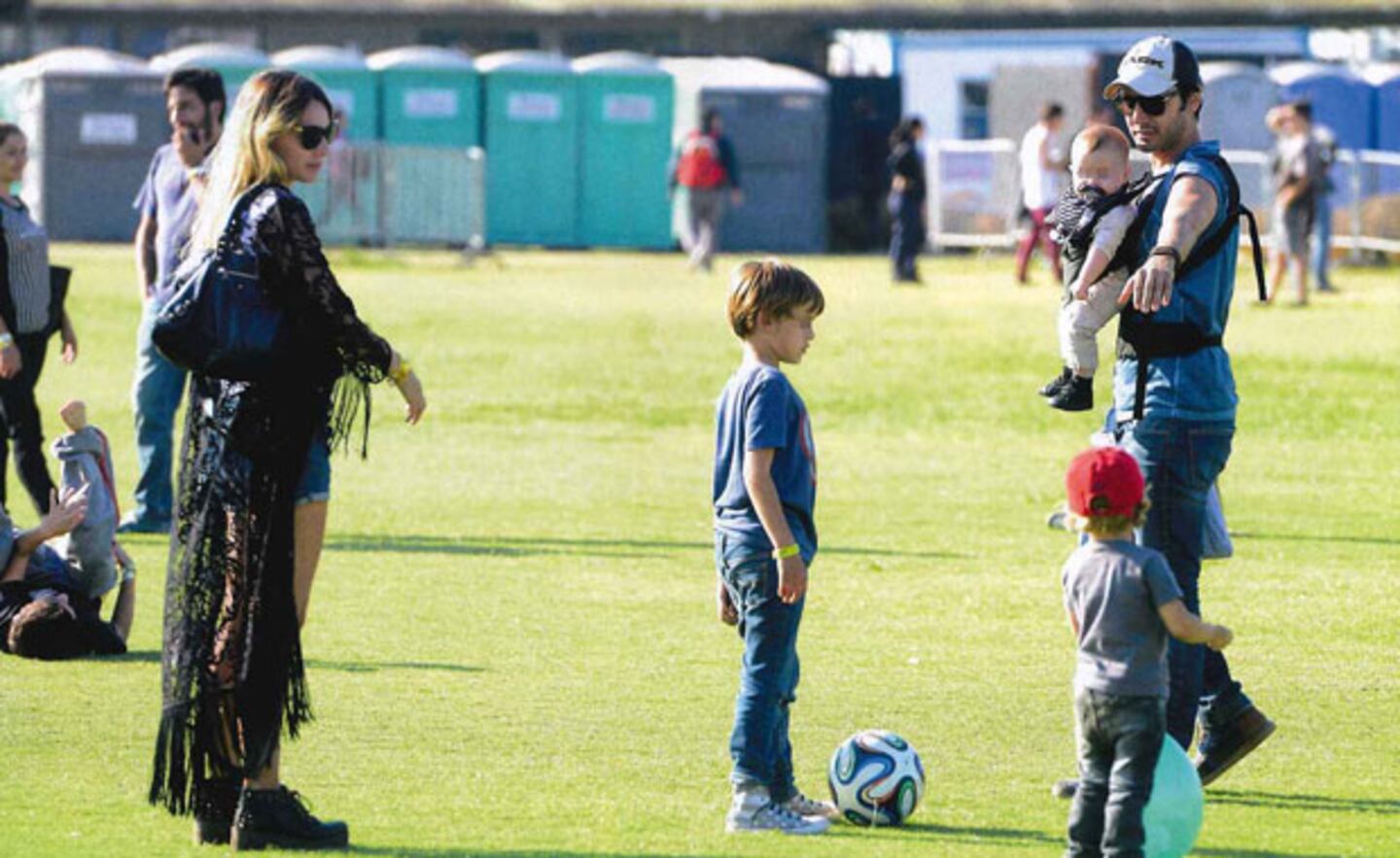 Pampita y Benjamín Vicuña, tarde de rock y juegos con sus hijos (Foto: Revista Gente)