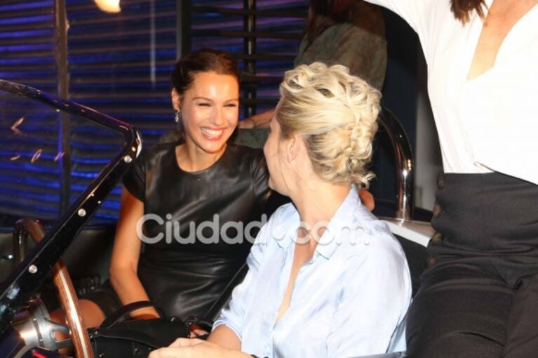 Pampita y Dolores Fonzi, diosas súper cancheras, muy compinches en un evento de moda