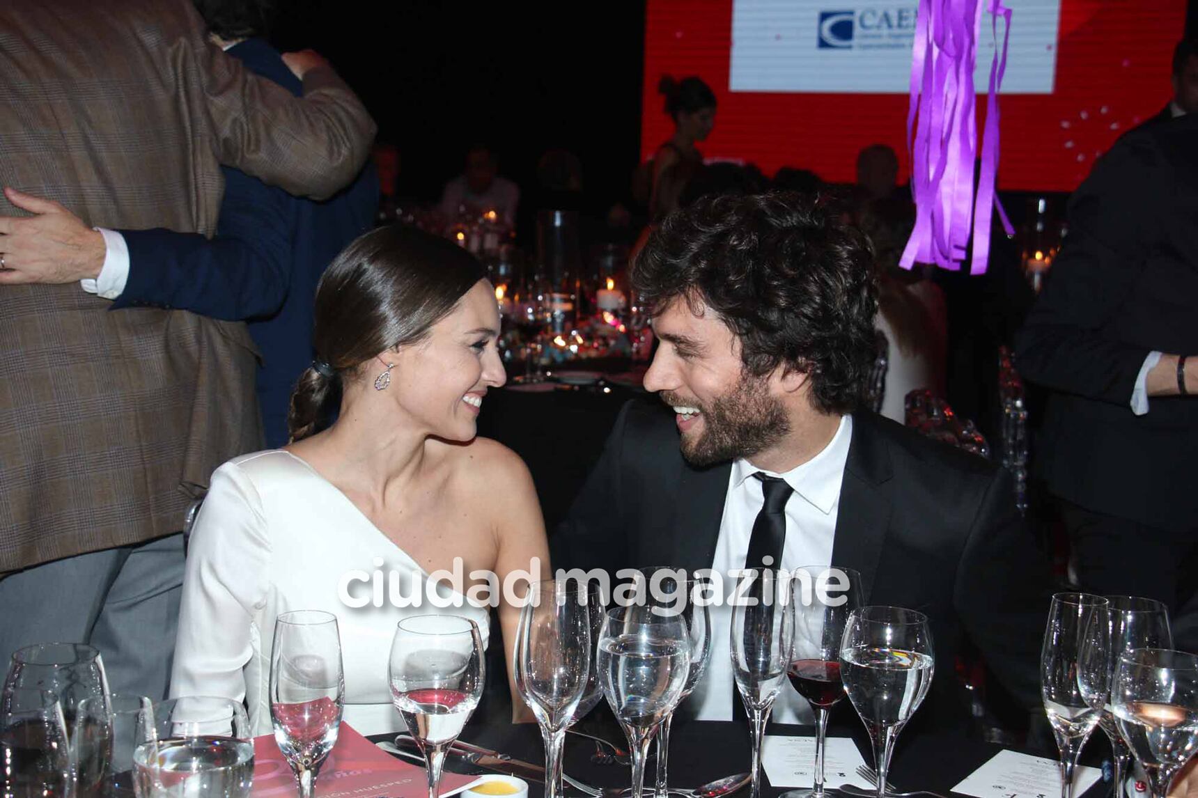 Pampita y Mariano Balcarce, cómplices en la gala de la Fundación Huésped (Fotos: Movilpress). 