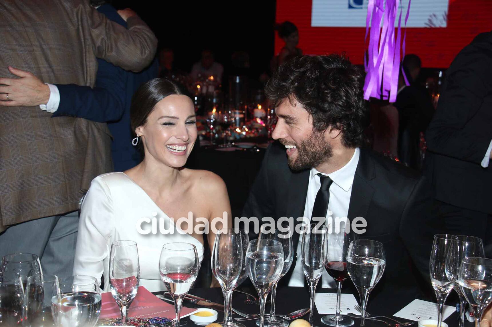Pampita y Mariano Balcarce, cómplices en la gala de la Fundación Huésped (Fotos: Movilpress). 