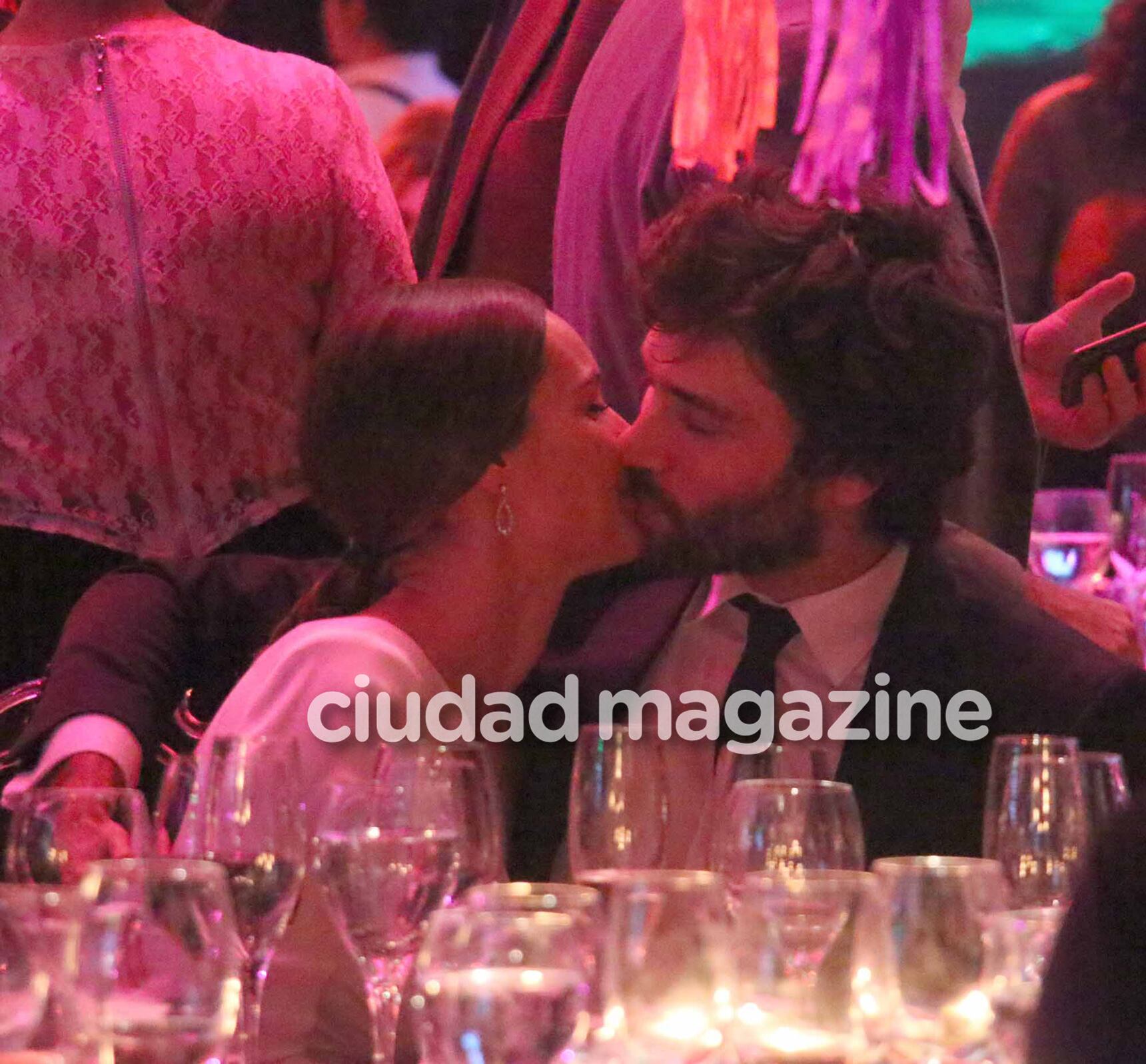 Pampita y Mariano se besaron tiernamente en la gala (Fotos: Movilpress). 