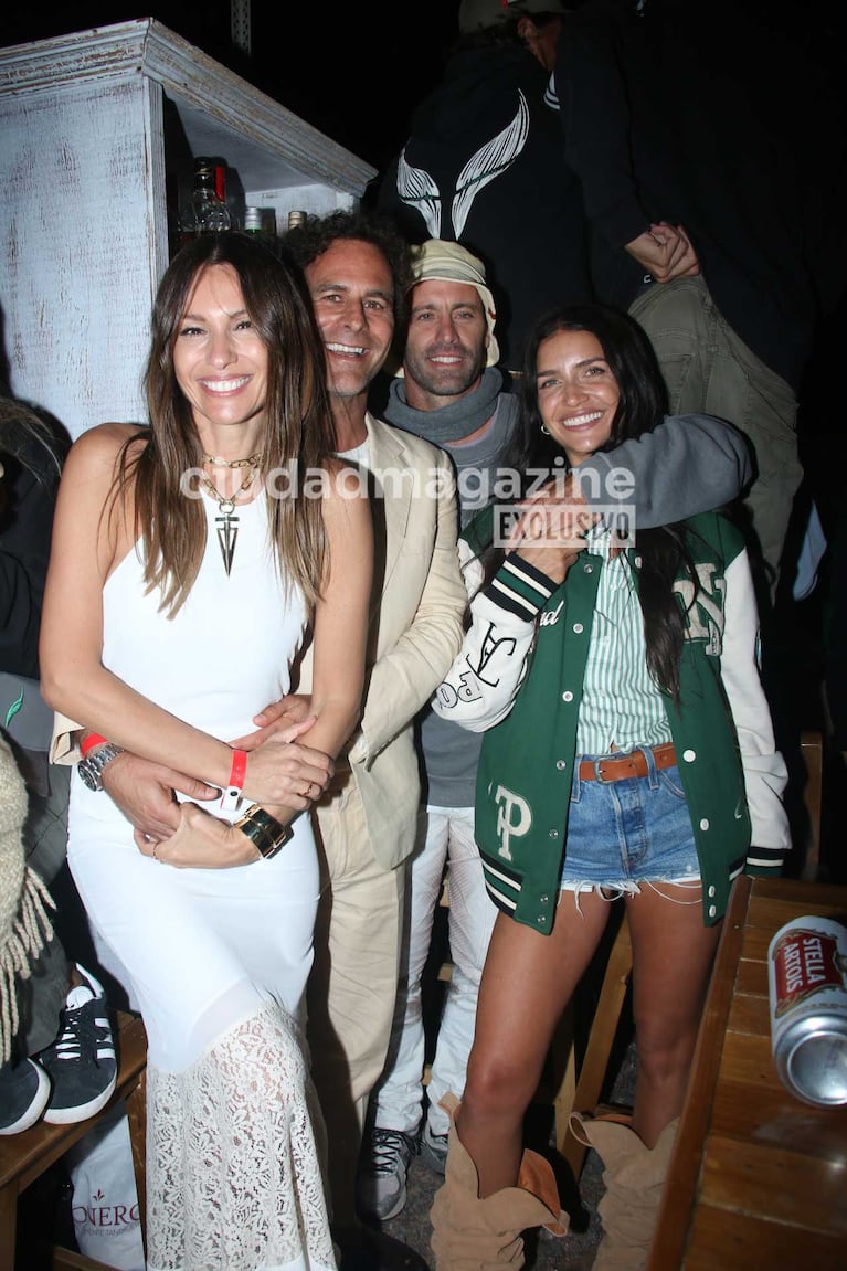 Pampita y Martín Pepa posaron junto a Zaira Nara y Facundo Pieres en el Abierto Argentino de Polo (Foto: Movilpress)