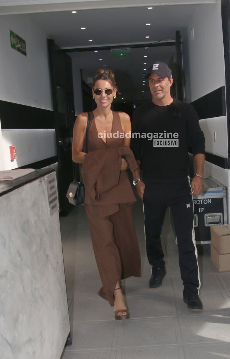 Pampita y Martín Pepa saliendo de las grabaciones de Los 8 Escalones tras el robo (Foto: Movilpress).