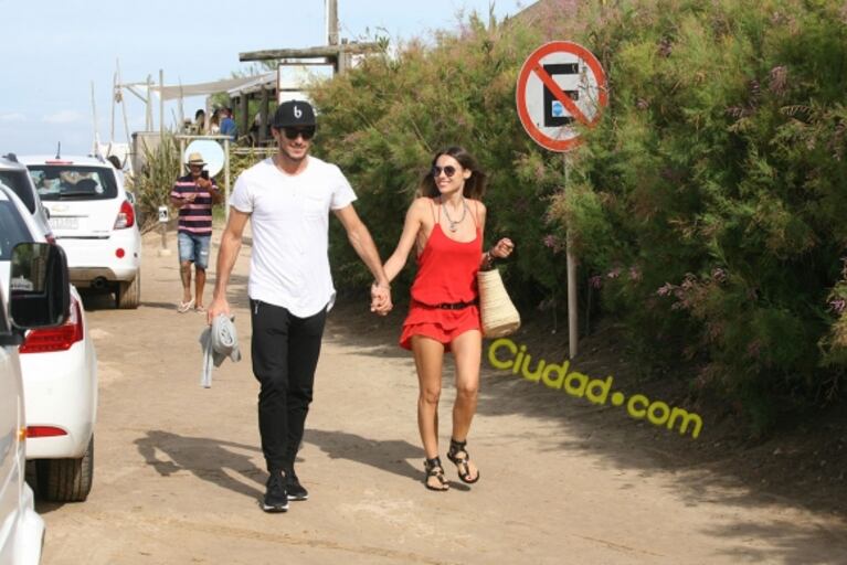 Pampita y Pico Mónaco, de vacaciones en Punta del Este: almuerzo (con pizzas) en la playa y apasionado beso en la arena