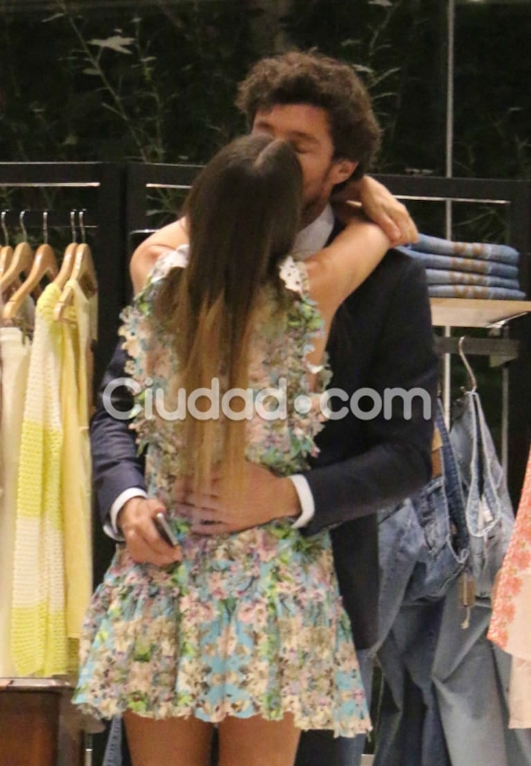 Pampita y Pico Mónaco, el show de mimos de una parejita súper enamorada