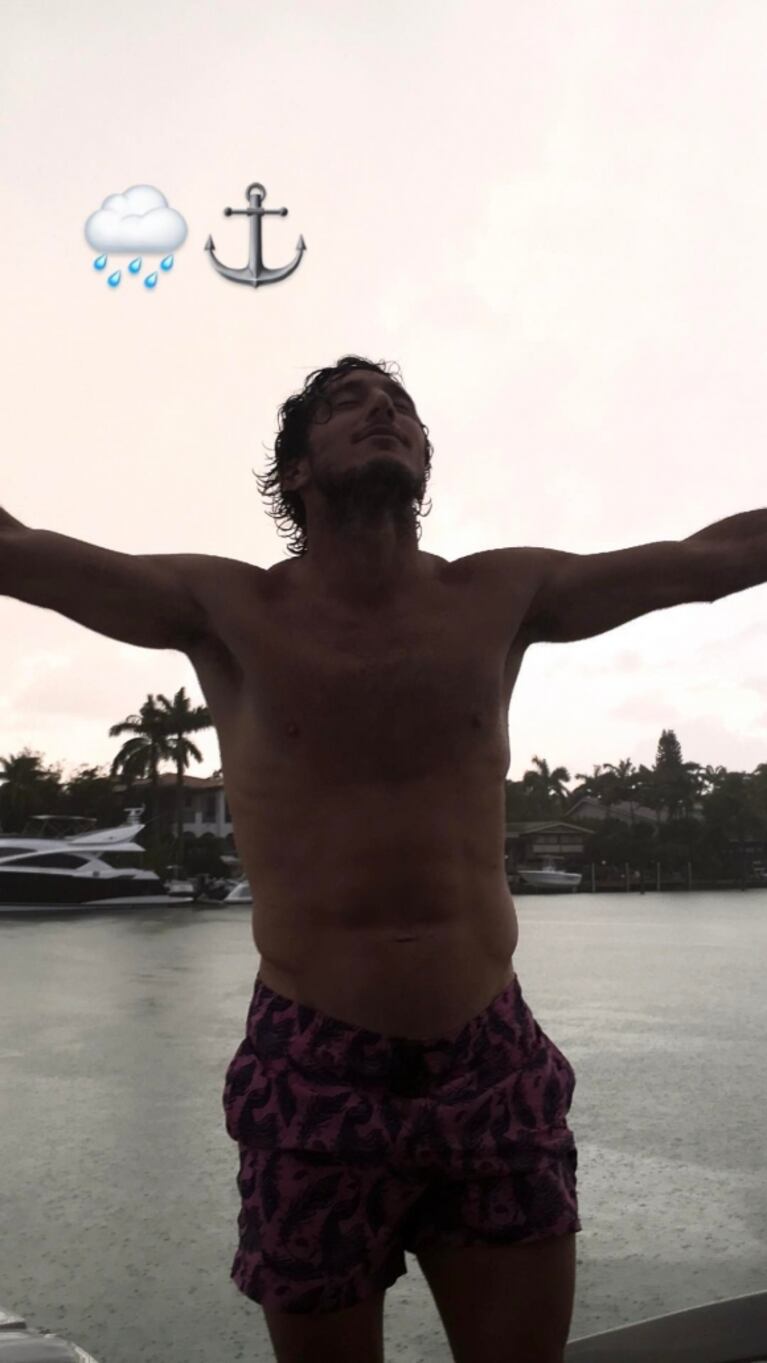 Pampita y Pico Mónaco, enamorados y bailando a puro ritmo en un yate en las costas de Miami