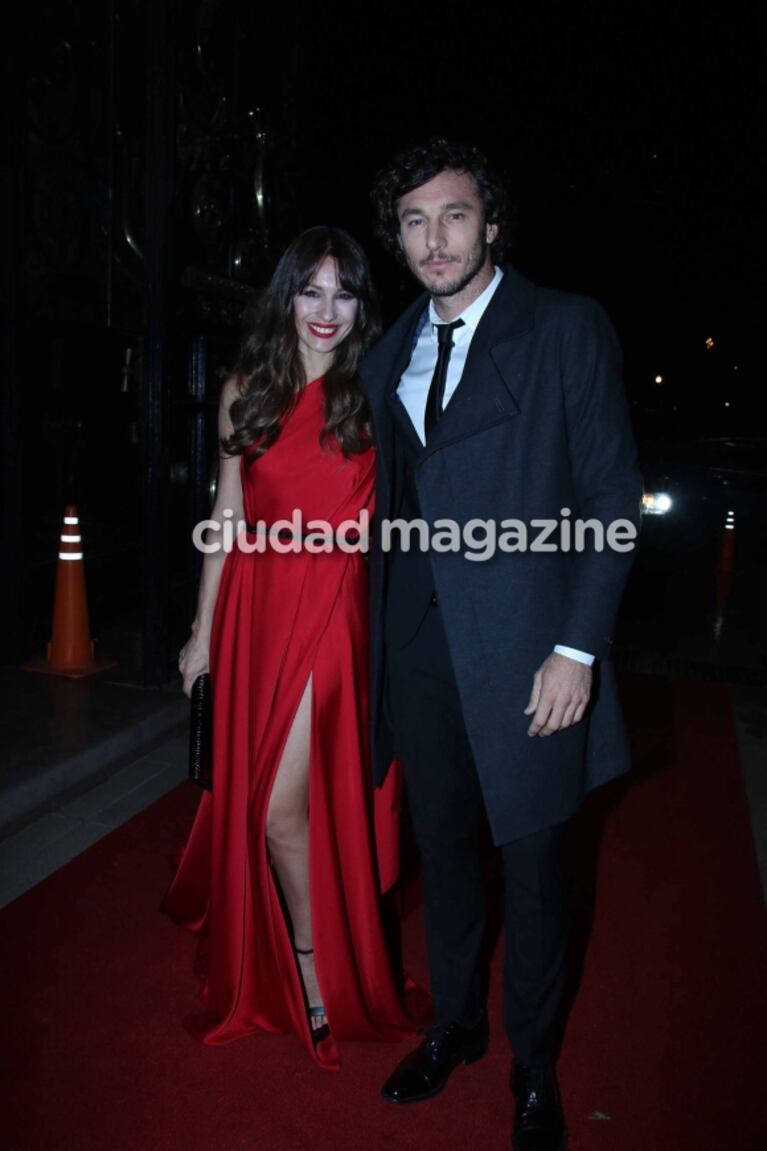 Pampita y Pico Mónaco, la pareja más top: vestido sexy con súper tajo, mimos y encuentro con las famosas ex del deportista