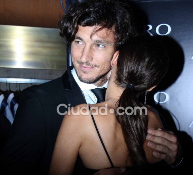 Pampita y Pico Mónaco, mimos y complicidad en la noche porteña: mirá el vestido que le trajeron especialmente desde París a la diosa