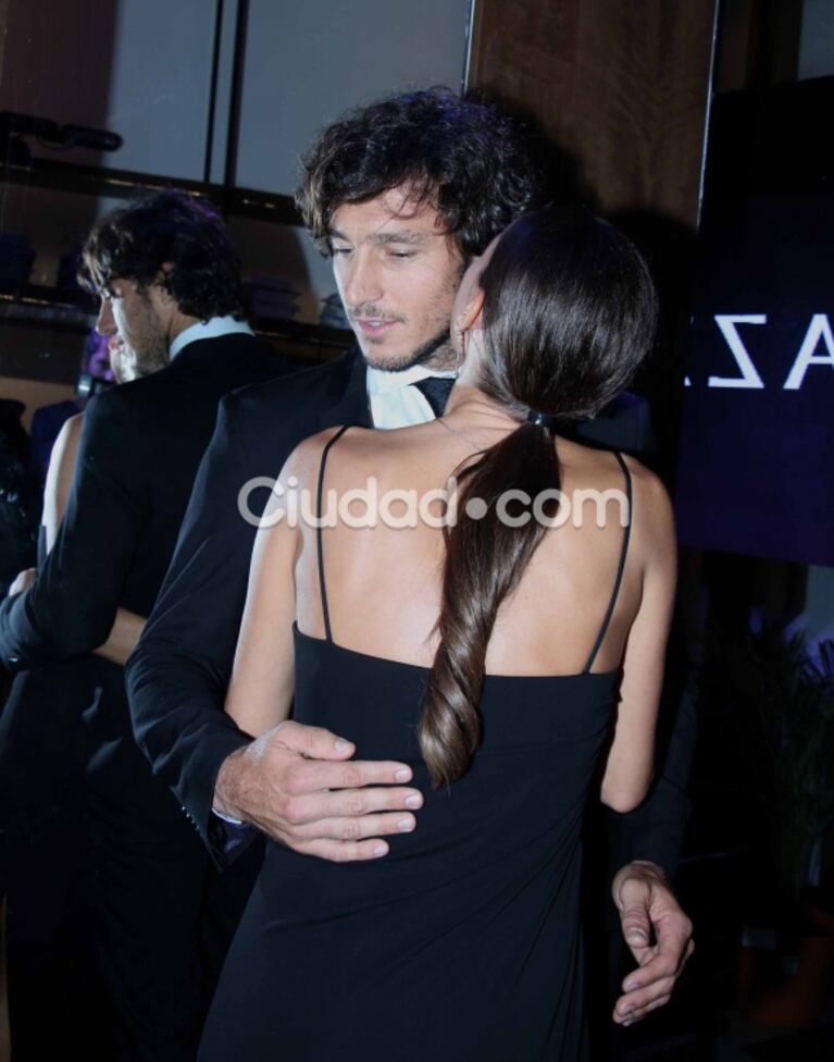 Pampita y Pico Mónaco, mimos y complicidad en la noche porteña: mirá el vestido que le trajeron especialmente desde París a la diosa