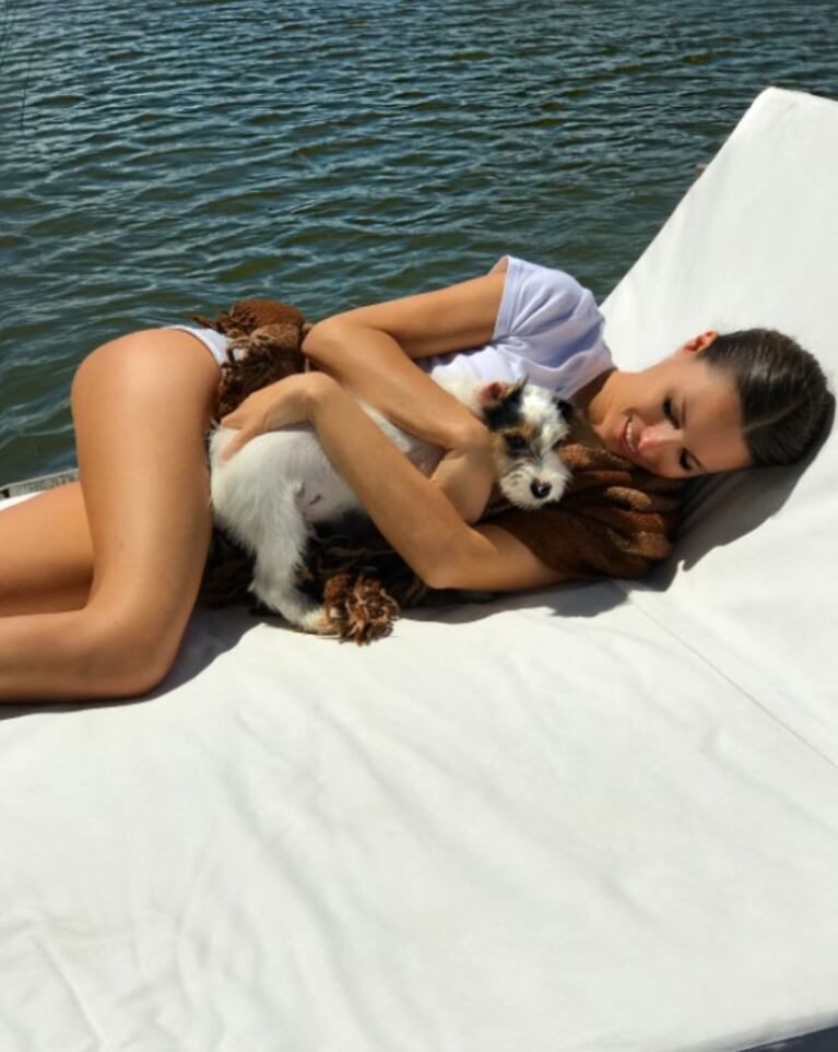 Pampita y Pico Mónaco, tarde de sol, mates y relax con su perrito, Osvaldo: mirá las simpáticas fotos