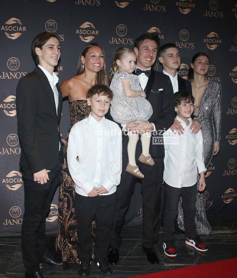 Pampita y Roberto García Moritán con sus hijos en la gala de Asociar (Foto: Movilpress).