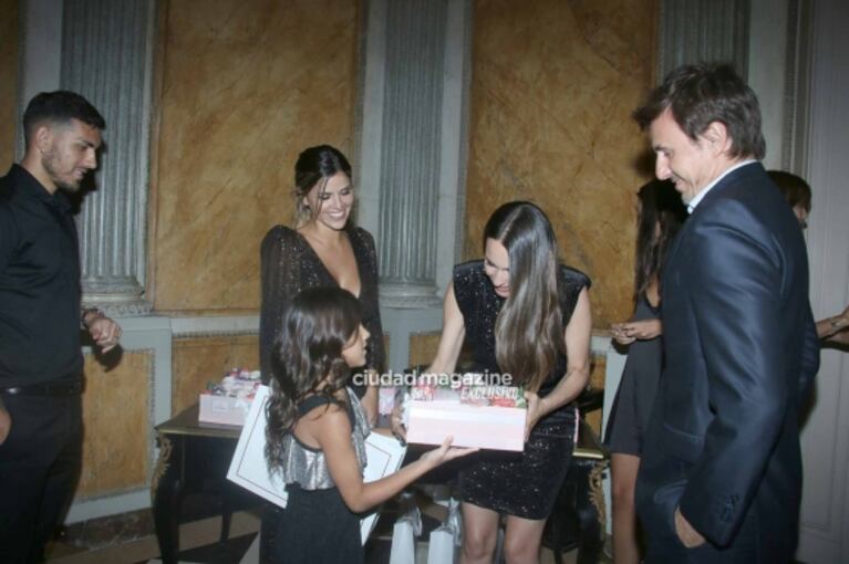 Pampita y Roberto García Moritán disfrutaron de una salida romántica: besos y mimos en la noche porteña