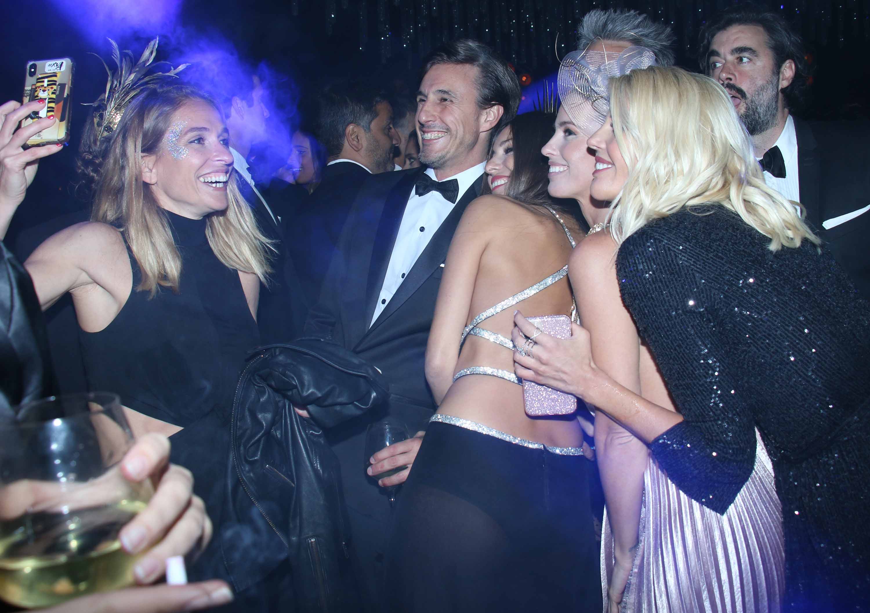 Pampita y Roberto García Moritán, espléndidos y mimosos en la gala de Baron B (foto: Movilpress)