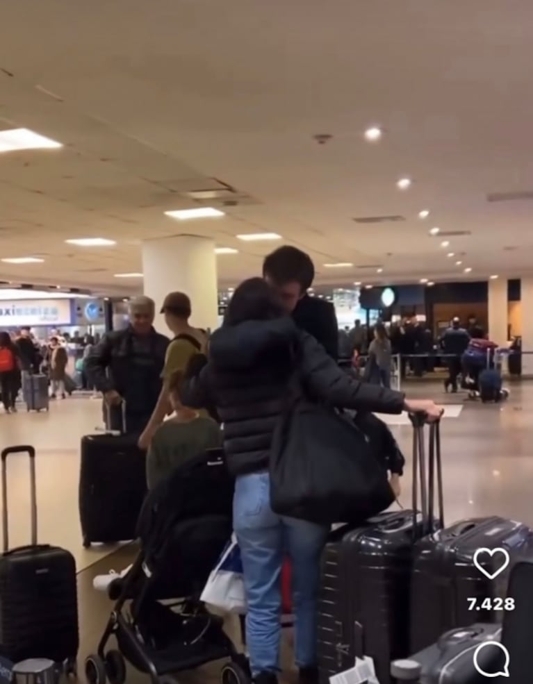Pampita y Roberto García Moritán protagonizaron un apasionado reencuentro en el aeropuerto