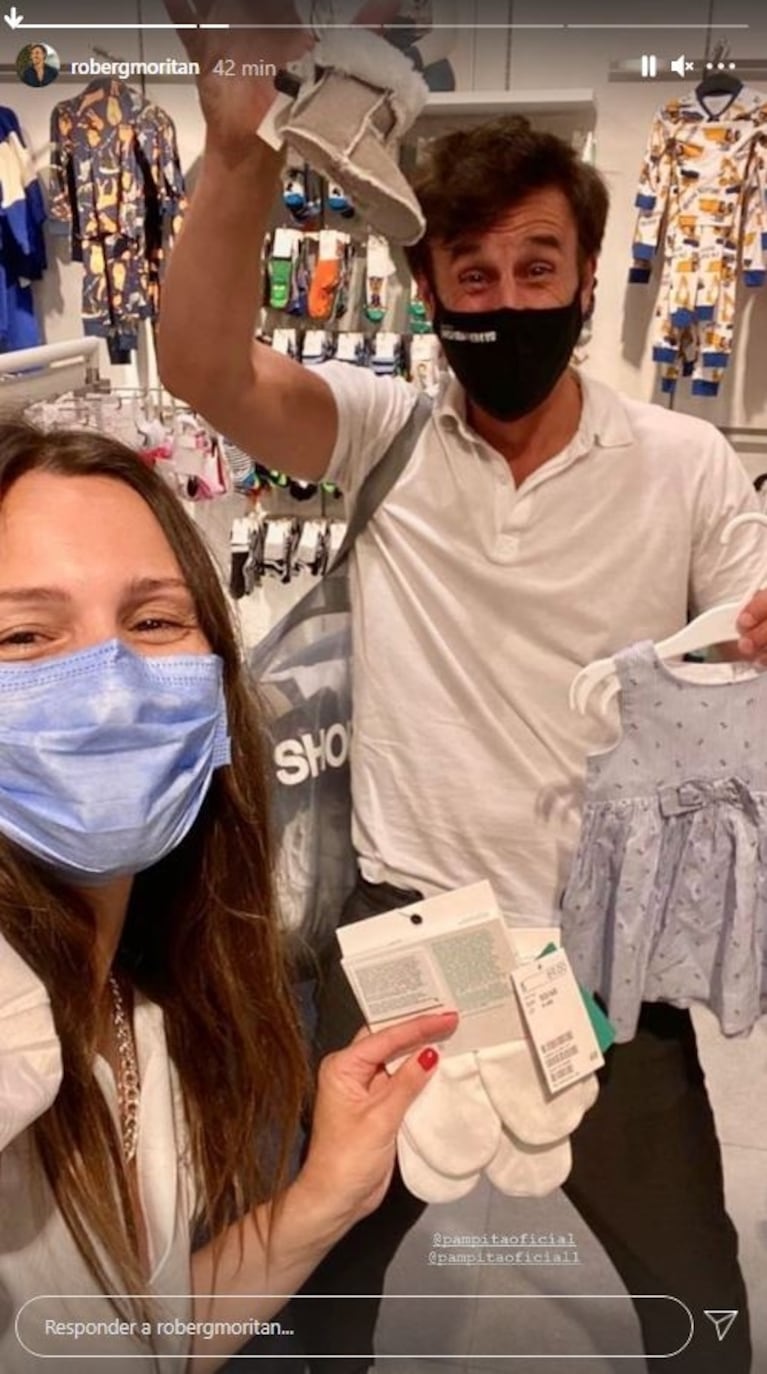 Pampita y Roberto García Moritán salieron de compras para su beba en camino: escarpines, vestiditos y dulces accesorios