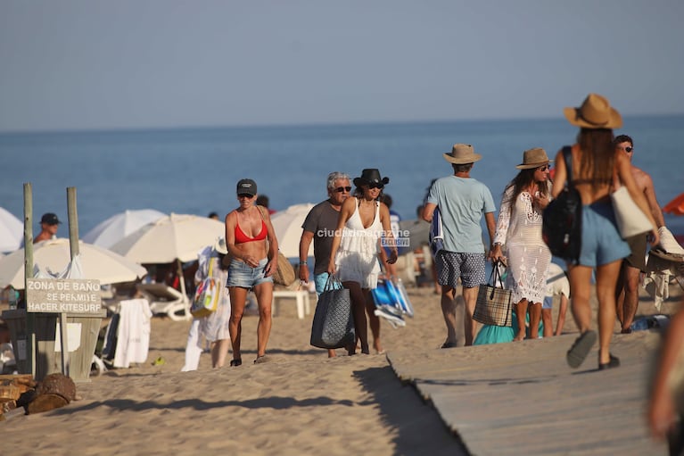 Pampita y su look playero en Punta del Este (Foto: RS Fotos).