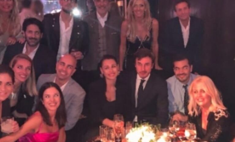Pampita y su novio, muy enamorados y divertidos en el mega festejo de cumpleaños de una amiga de la top
