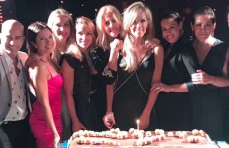 Pampita y su novio, muy enamorados y divertidos en el mega festejo de cumpleaños de una amiga de la top