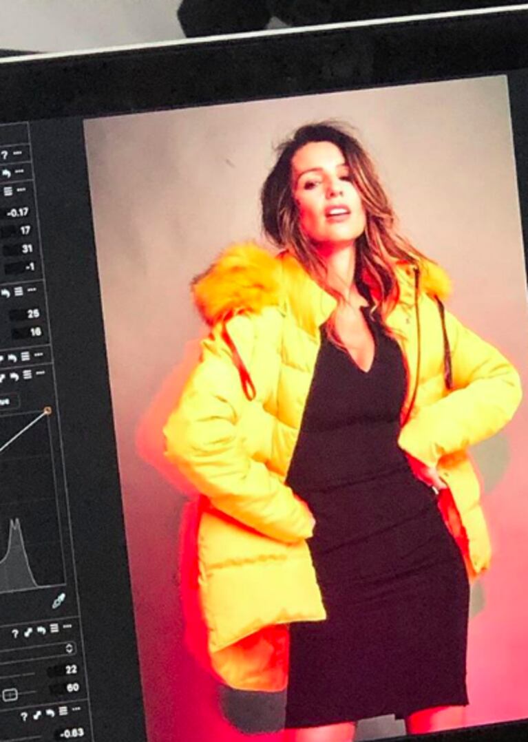 Pampita y su outfit más cool, ¡combinó un elegante vestido negro con un camperón amarillo estilo 'puffer'!