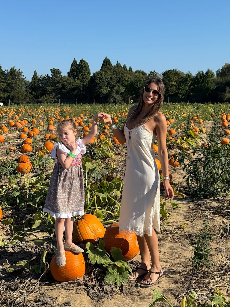 Pampita y sus hijos disfrutaron del otoño en los Hamptons entre calabazas y juegos. CRÉDITO: Instagram