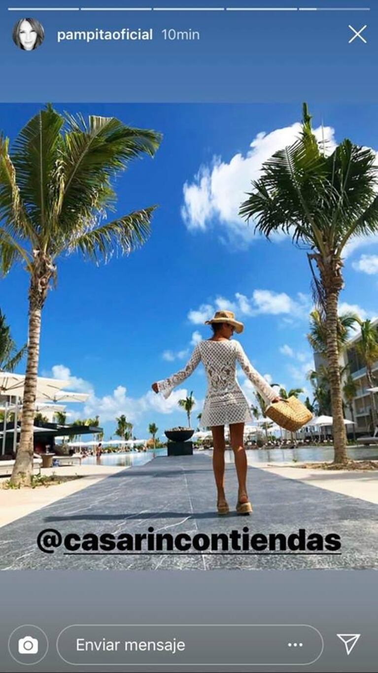 Pampita y un sensual look playero en México: ¡vestido blanco súper corto con transparencias!