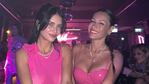 Pampita y Zaira Nara se sumaron a la tendencia Barbiecore en la noche de Tailandia. (Foto: Instagram/@pampitaoficial)