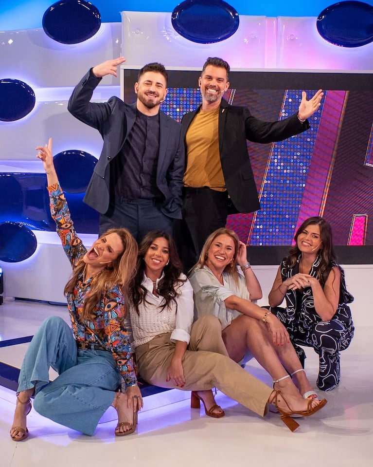 Pampito con Matías Vázquez, Carolina Molinari, Pochi, Fernanda Iglesias y Angie Balbiani, sus compañeros de Puro Show. (Foto: @pampitook)
