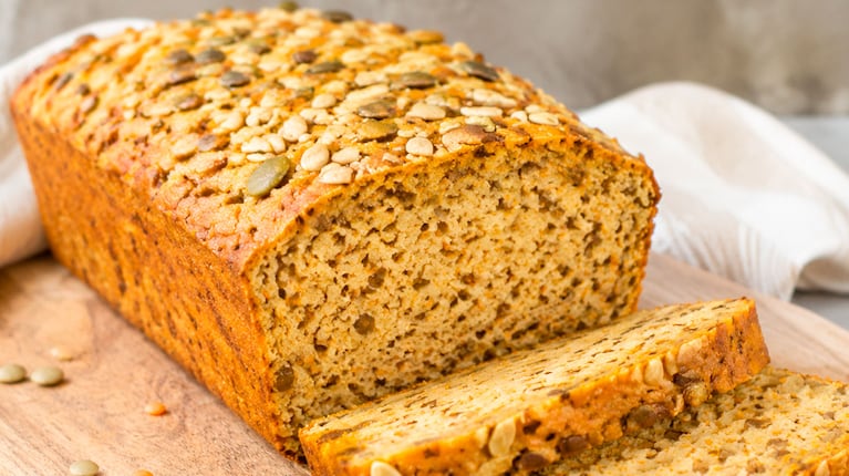 Pan de lentejas sin harina: rico en proteínas, se hace en licuadora y con pocos ingredientes (foto IA)
