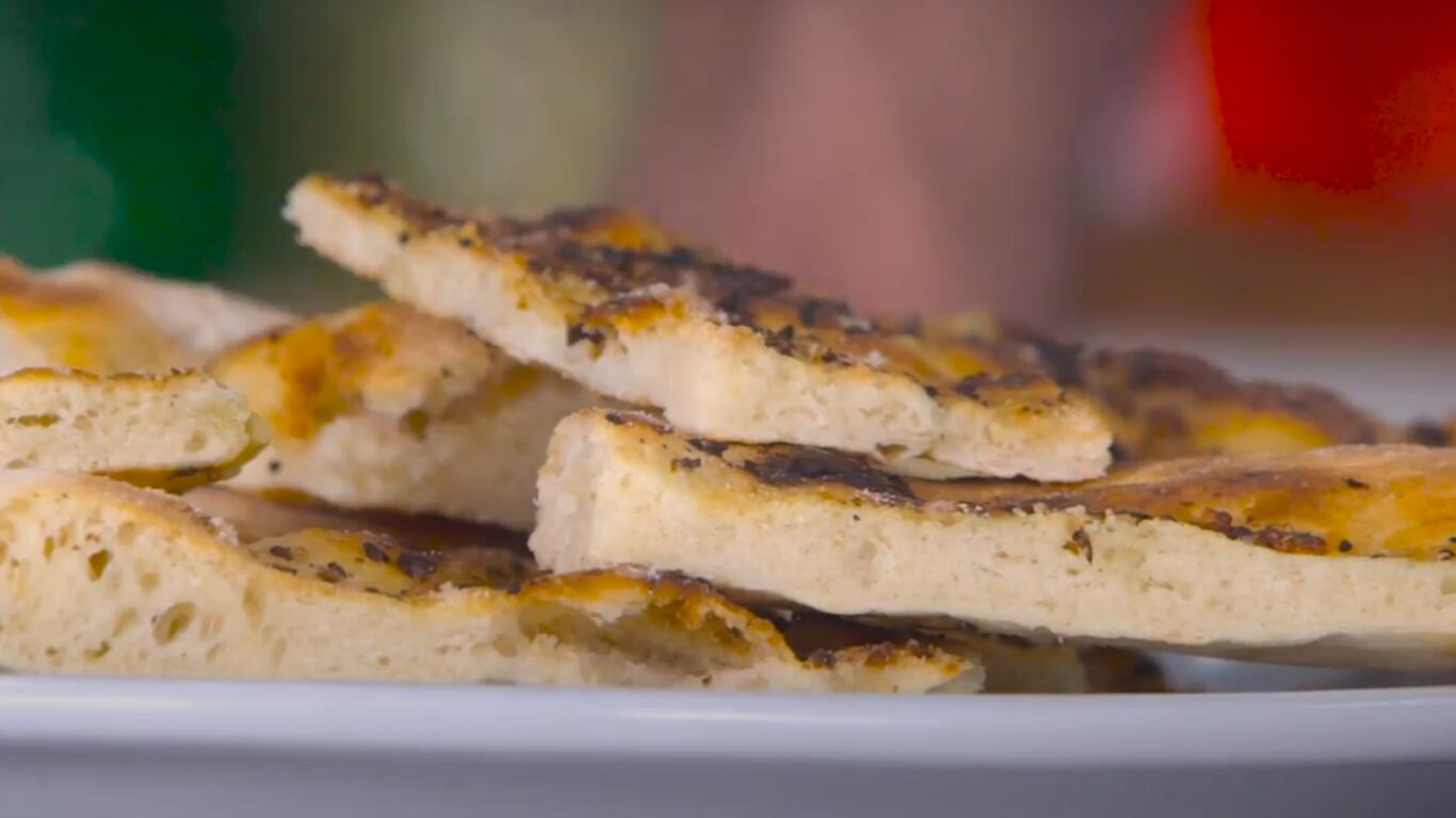 Pan de pizza, acompañamiento ideal para una picada con amigos. Foto: Cucinare.TV