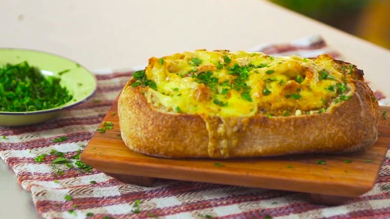 Pan relleno de pollo, crema y queso, receta