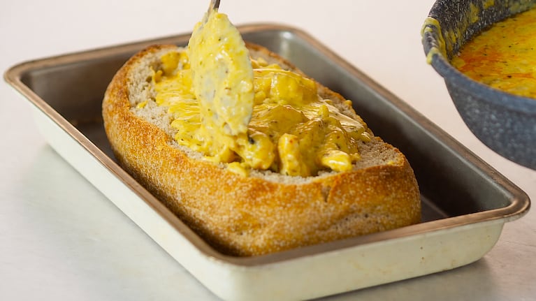 Pan relleno de pollo, crema y queso, una receta que sale fácil y rápido. Foto: Cucinare TV