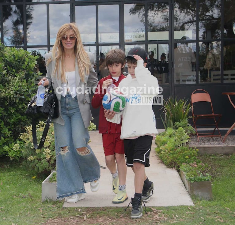 Panam con su hijo y Benicio Vicuña (Foto: Movilpress)