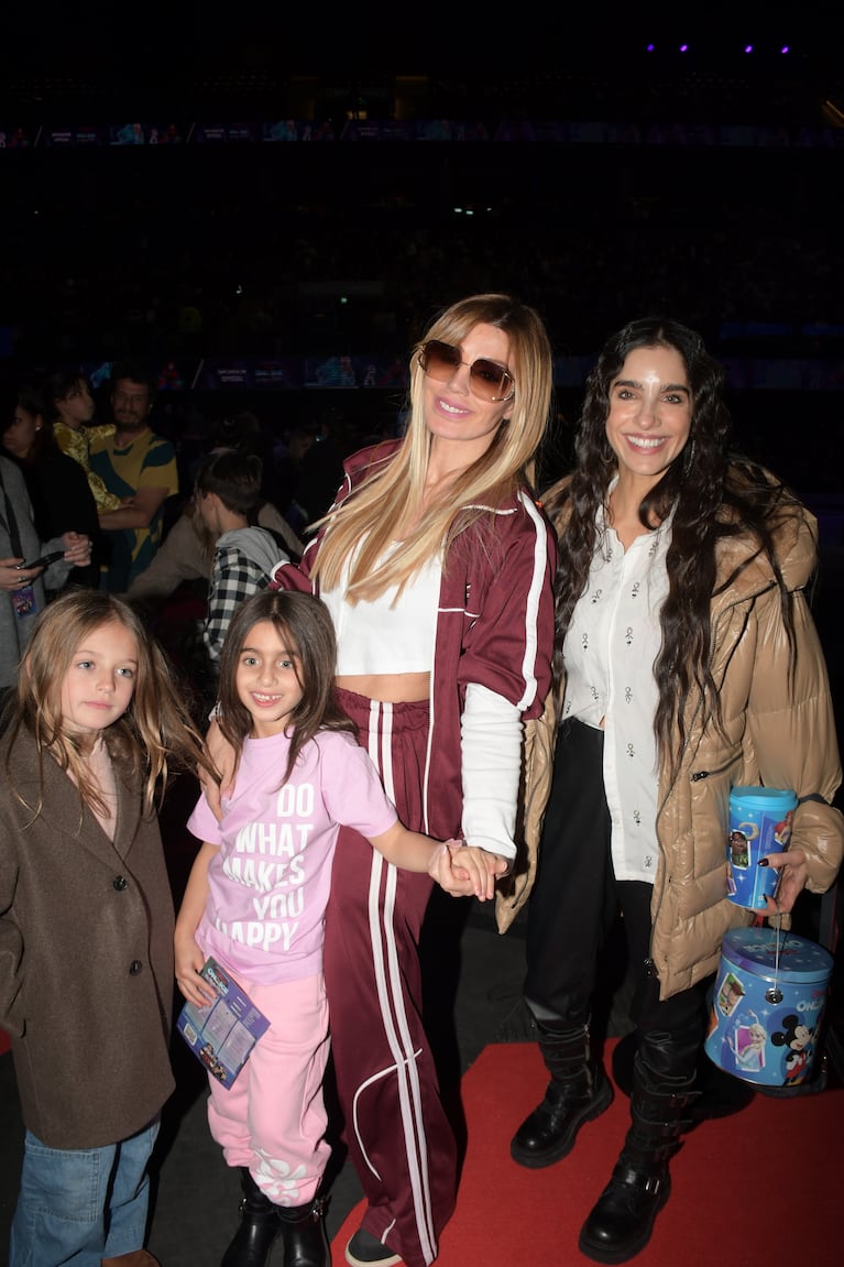 Panam y Gabriela Sari con sus hijas en el estreno de Disney On Ice (Foto: Prensa).