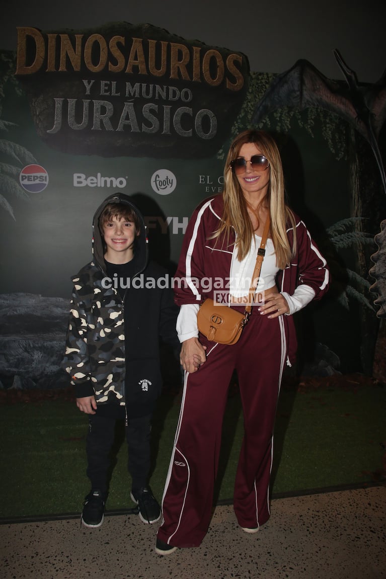 Panam y su hijo en el estreno de Dinosaurios (Fotos: Movilpress).