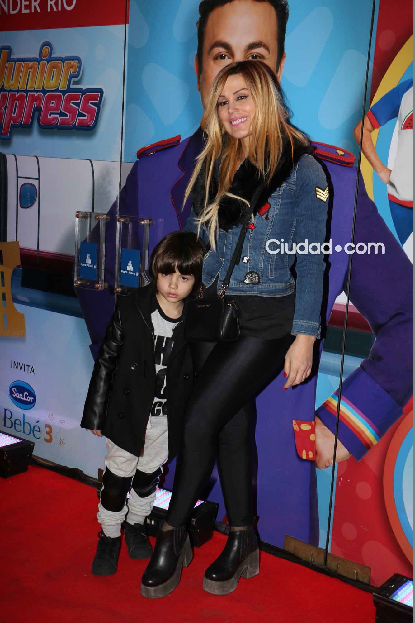 Panam y su hijo, Luca, en el teatro Ópera viendo a Topa (Foto: Movilpress)
