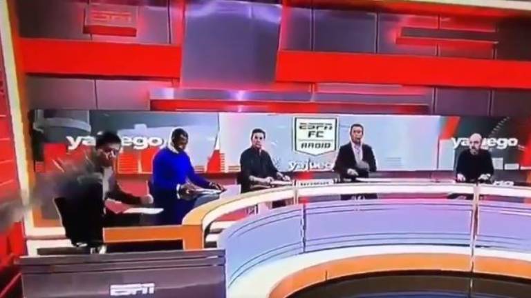 Pantalla gigante aplasta a un periodista en medio de un programa en vivo