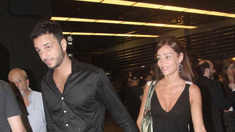 Paola Krum y su nuevo novio, mimosos en el cine (Fotos: Movilpress).