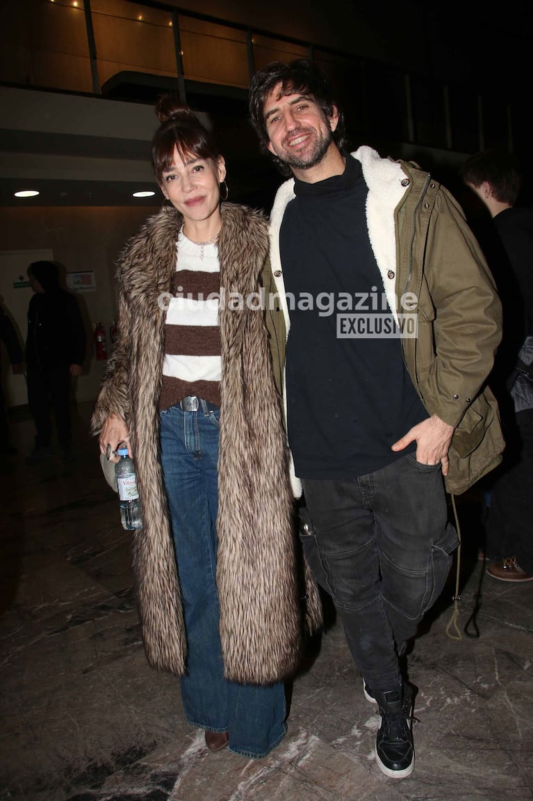Paola Krum y su pareja Patricio Abadi en el teatro (Foto: Movilpress).