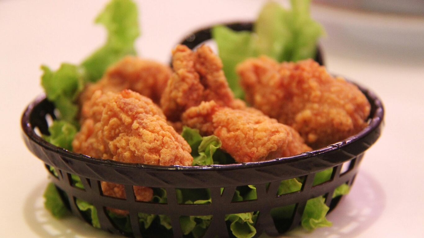 Para comer con la mano: la receta de unos pochoclos de pollo crocantes y tiernos