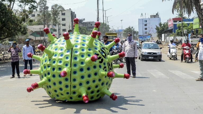 Para concientizar en la India circula el ”corona-coche”. Foto: AFP.