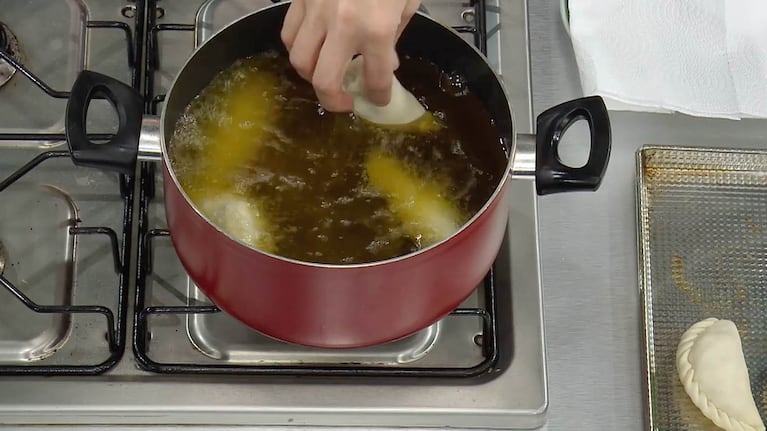 Para que las empanadas de osobuco queden más jugosas, deben freirse. Foto: Cucinare TV