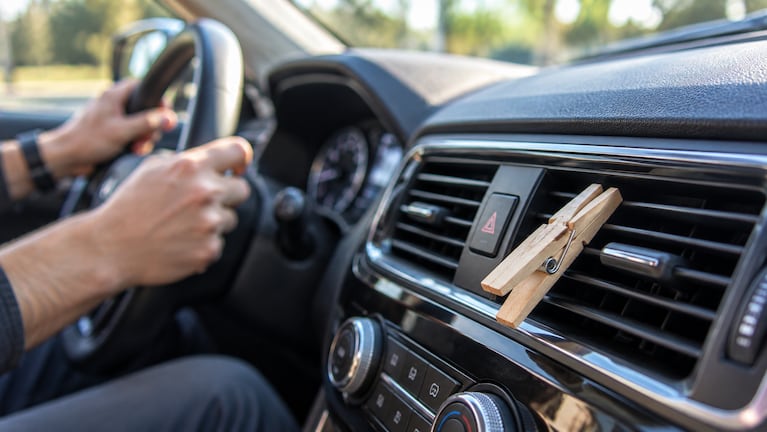 Para qué sirve poner un broche en el aire acondicionado del auto