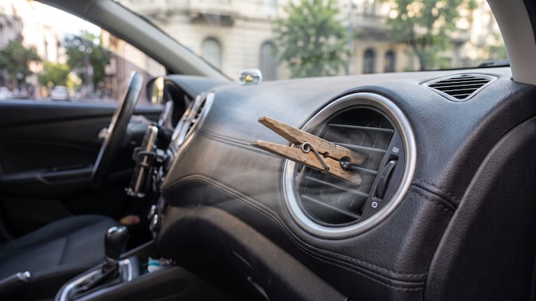 Para qué sirve poner un broche en el aire acondicionado del auto. Foto: imagen ilustrativa generada con Gemini IA.