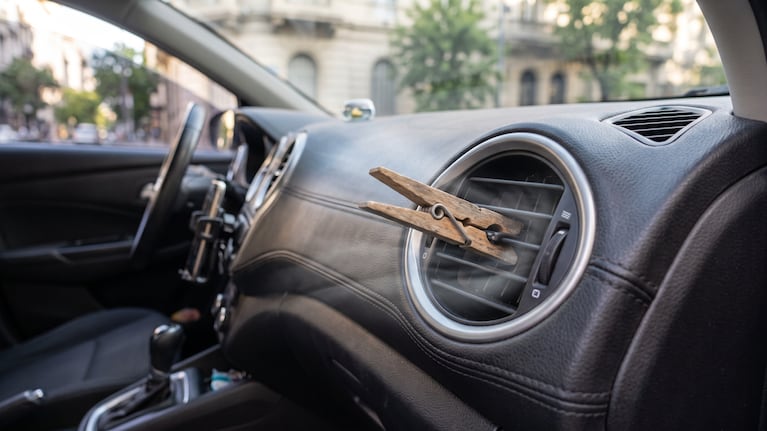 Para qué sirve poner un broche en el aire acondicionado del auto. Foto: imagen ilustrativa generada con Gemini IA.