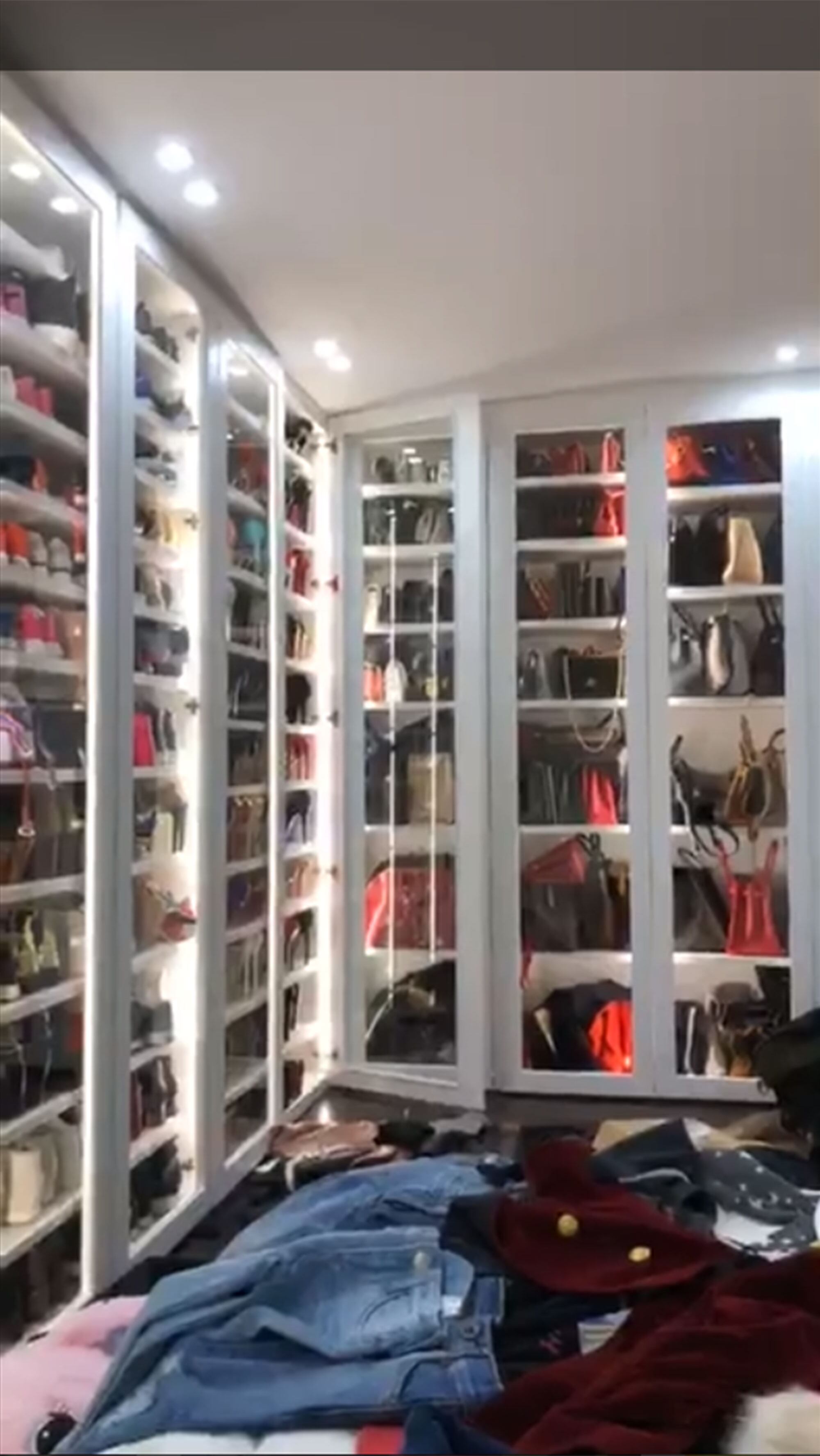¡Parece un local! Mirá cómo es por dentro el increíble guardarropa de Wanda Nara