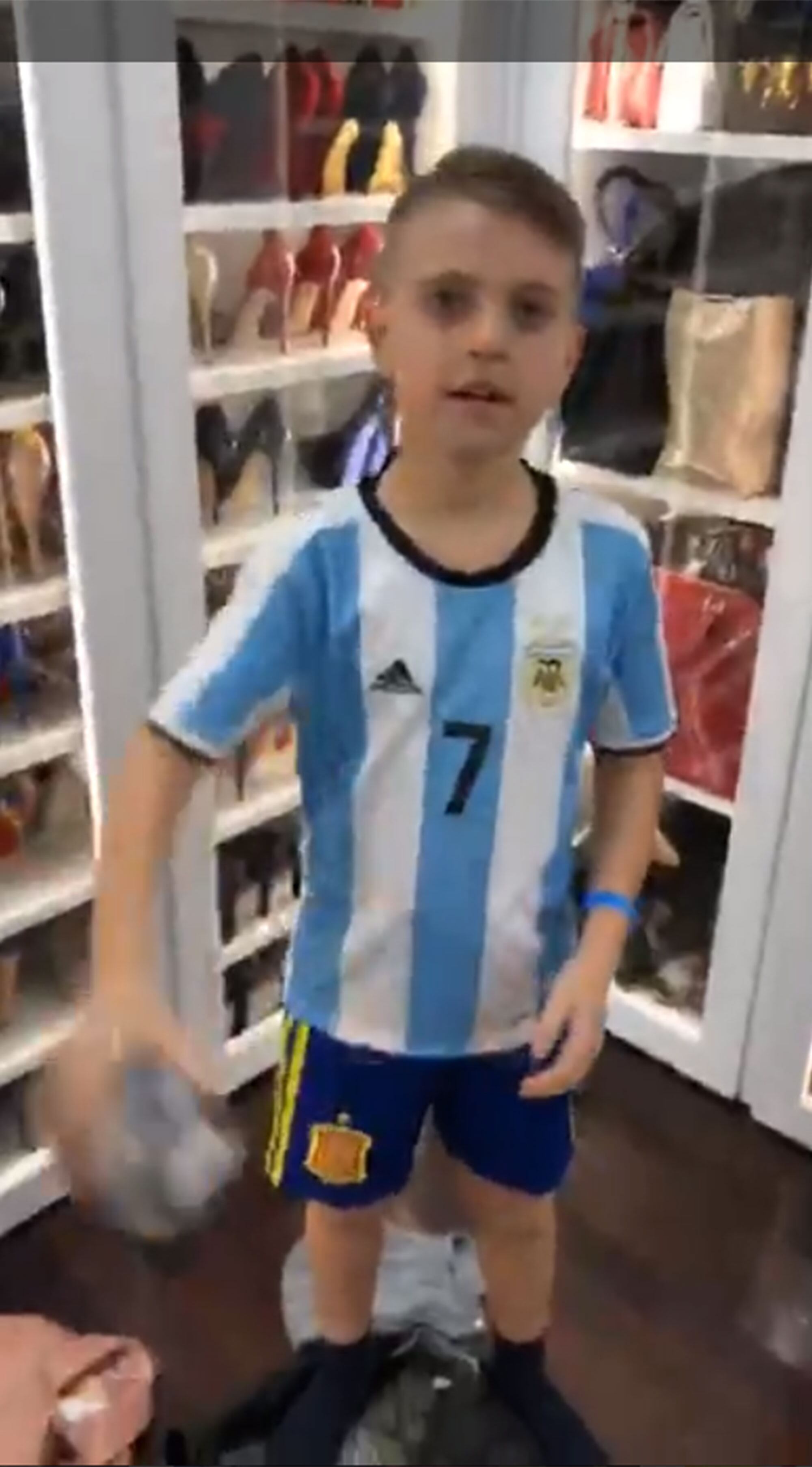 ¡Parece un local! Mirá cómo es por dentro el increíble guardarropa de Wanda Nara