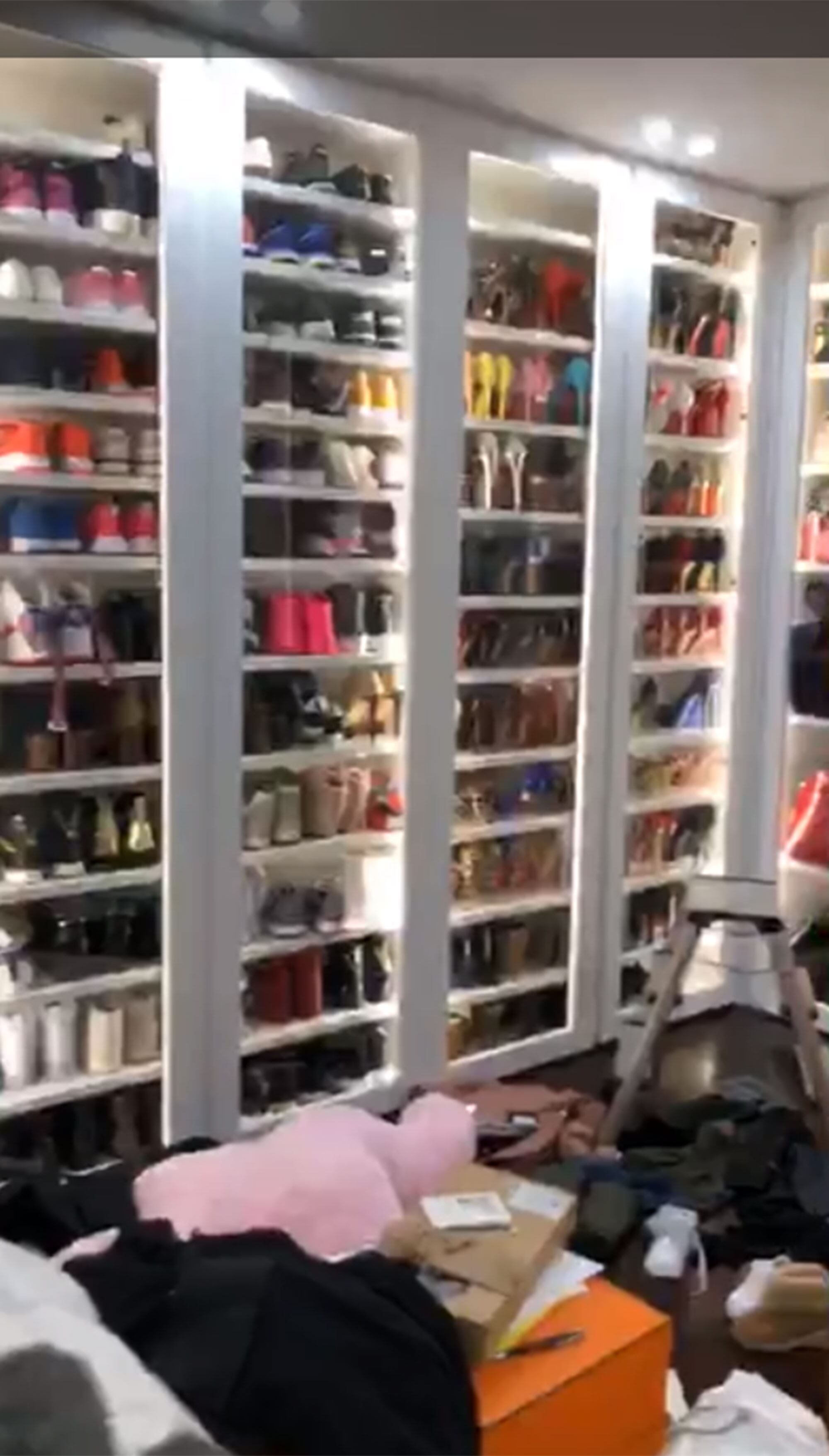 ¡Parece un local! Mirá cómo es por dentro el increíble guardarropa de Wanda Nara