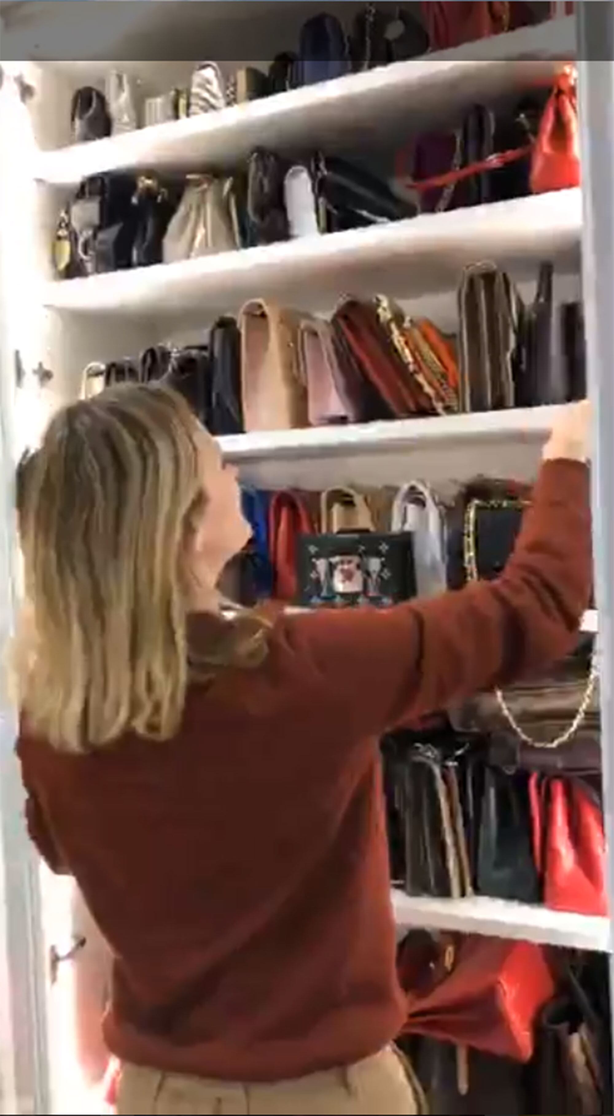 ¡Parece un local! Mirá cómo es por dentro el increíble guardarropa de Wanda Nara
