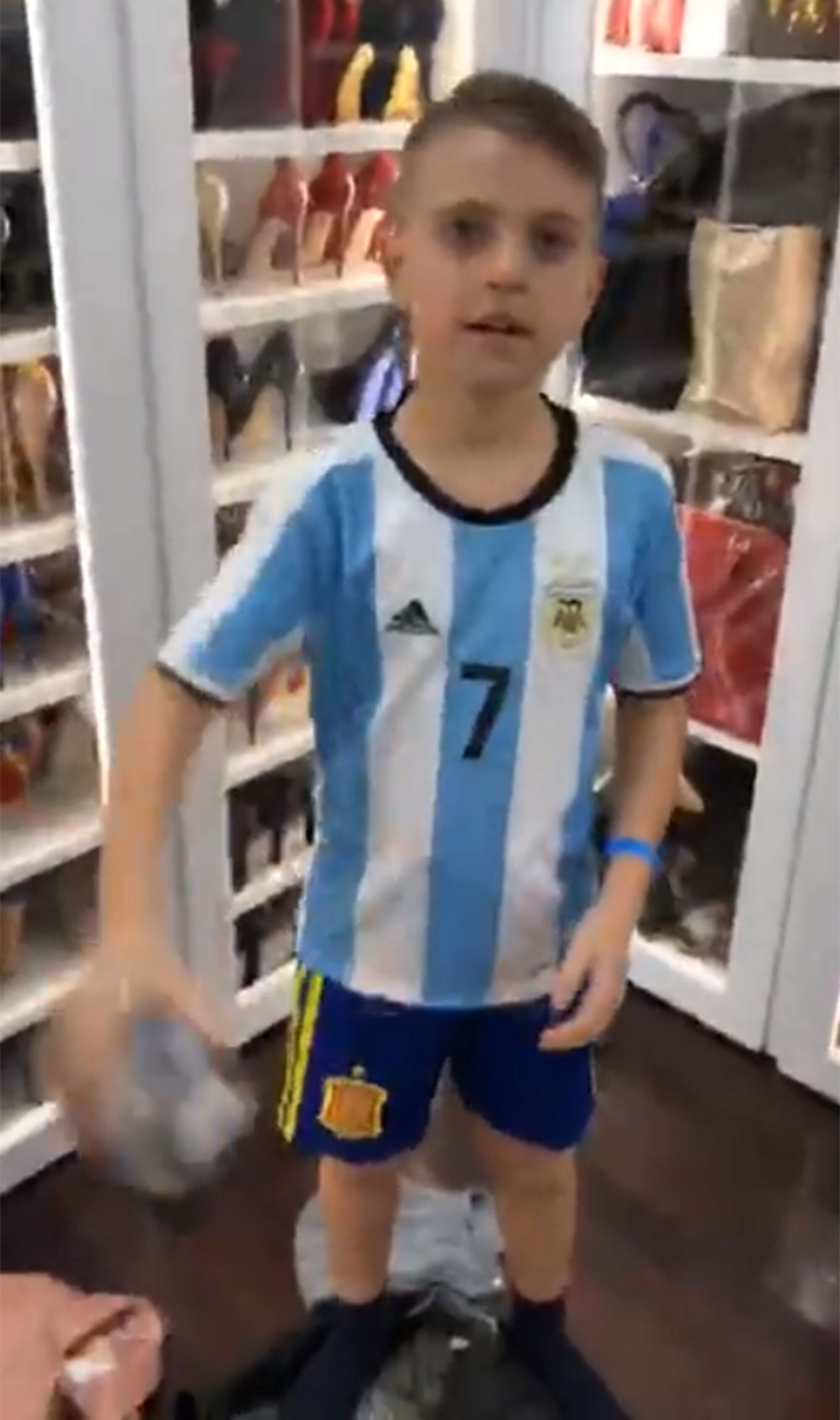 ¡Parece un local! Mirá cómo es por dentro el increíble guardarropa de Wanda Nara