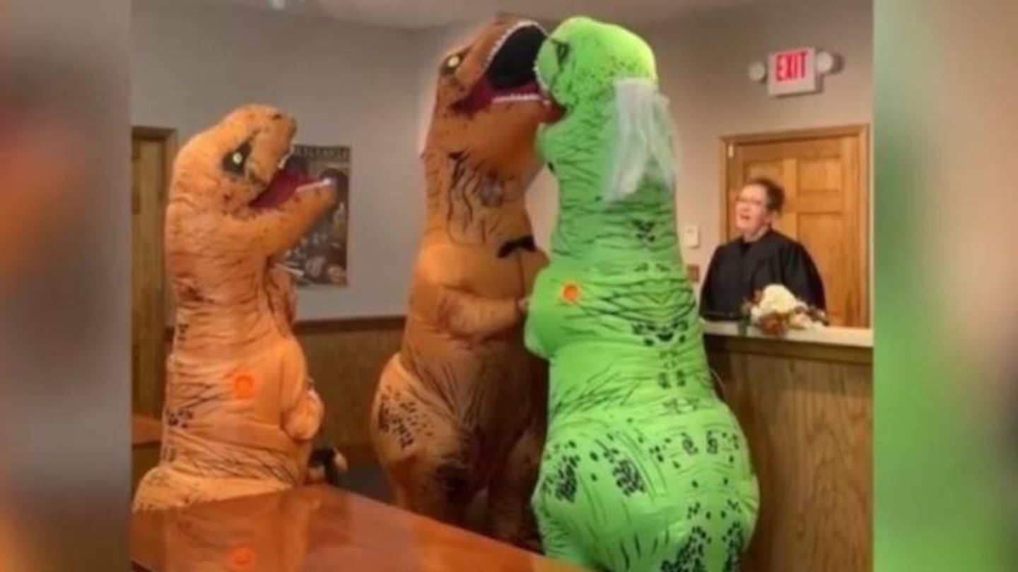 Pareja fan de Halloween se casó disfrazada de dinosaurios